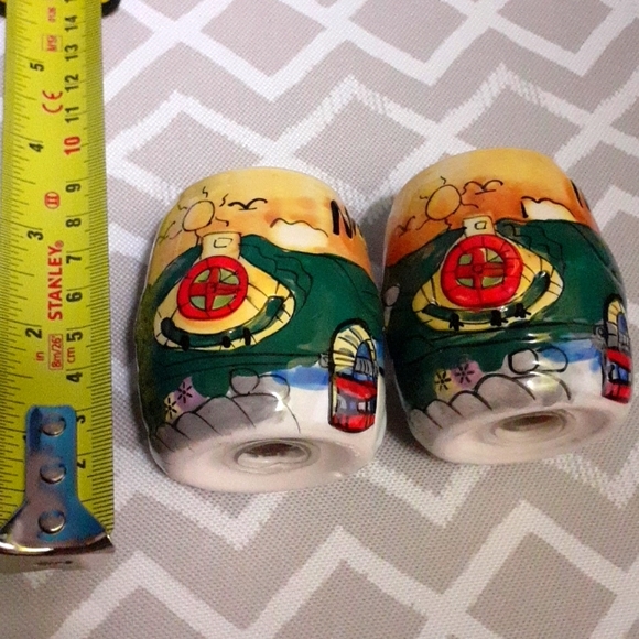 Ridiculous Niagra falls kitsch salt and pepper shakers - Picture 3 of 4